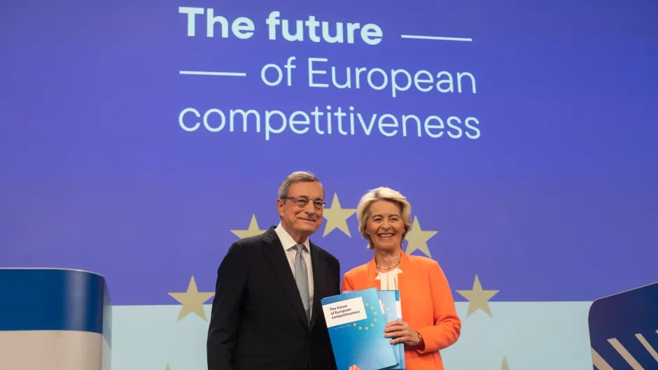 Mario Draghi und Ursula von der Leyen mit dem Bericht über die Zukunft der europäischen Wettbewerbsfähigkeit am 9. September 2024